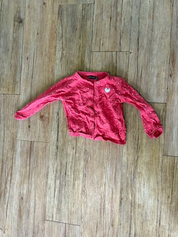 Gilet rose motif cœurs in extenso 86 cm