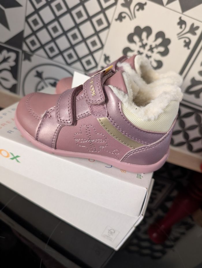 Chaussures fille. Taille 25. Chaudes, conseillé par les podologues. Neuf. Geox