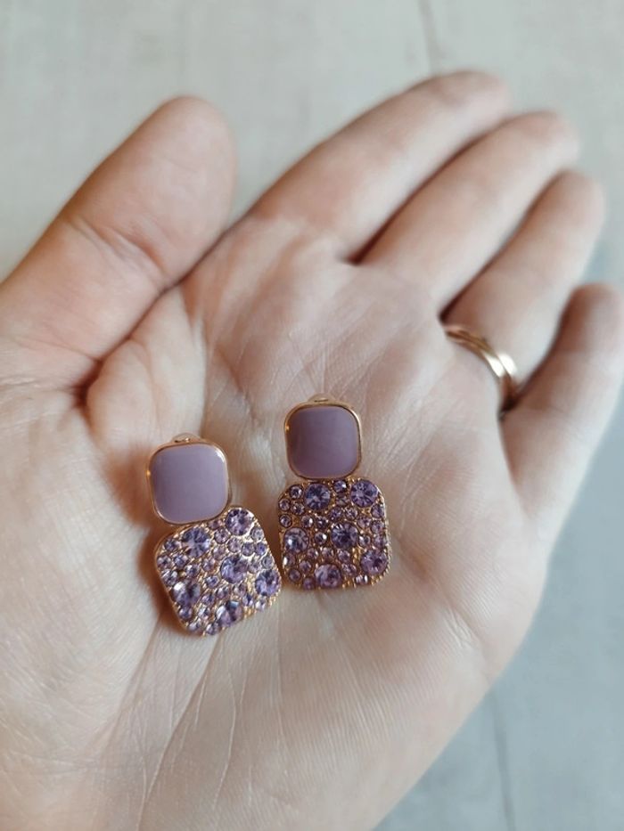 Très jolie paire de boucles d'oreilles dorées et mauves neuves - photo numéro 2
