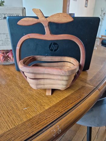 coupe de fruits en bois