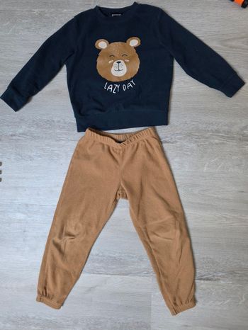 Pyjama taille 6 ans très bonne etat