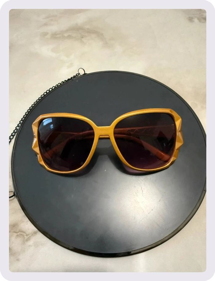 Lunette de soleil dorée