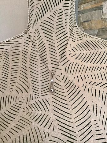 Collier argenté avec pendentif avec 1 fausse Pierre 2,5 cm long