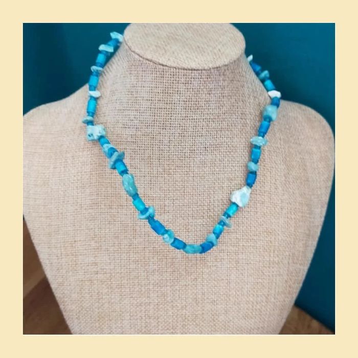 Collier fantaisie – Pierres turquoise et perles bleues