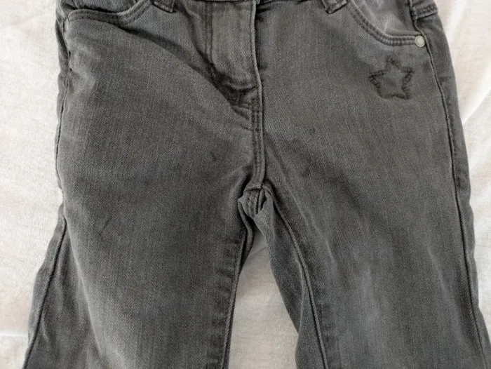 Jean gris Vertbaudet avec étoile - 4 ans (Taché / Idéal activités 🎨) - photo numéro 4