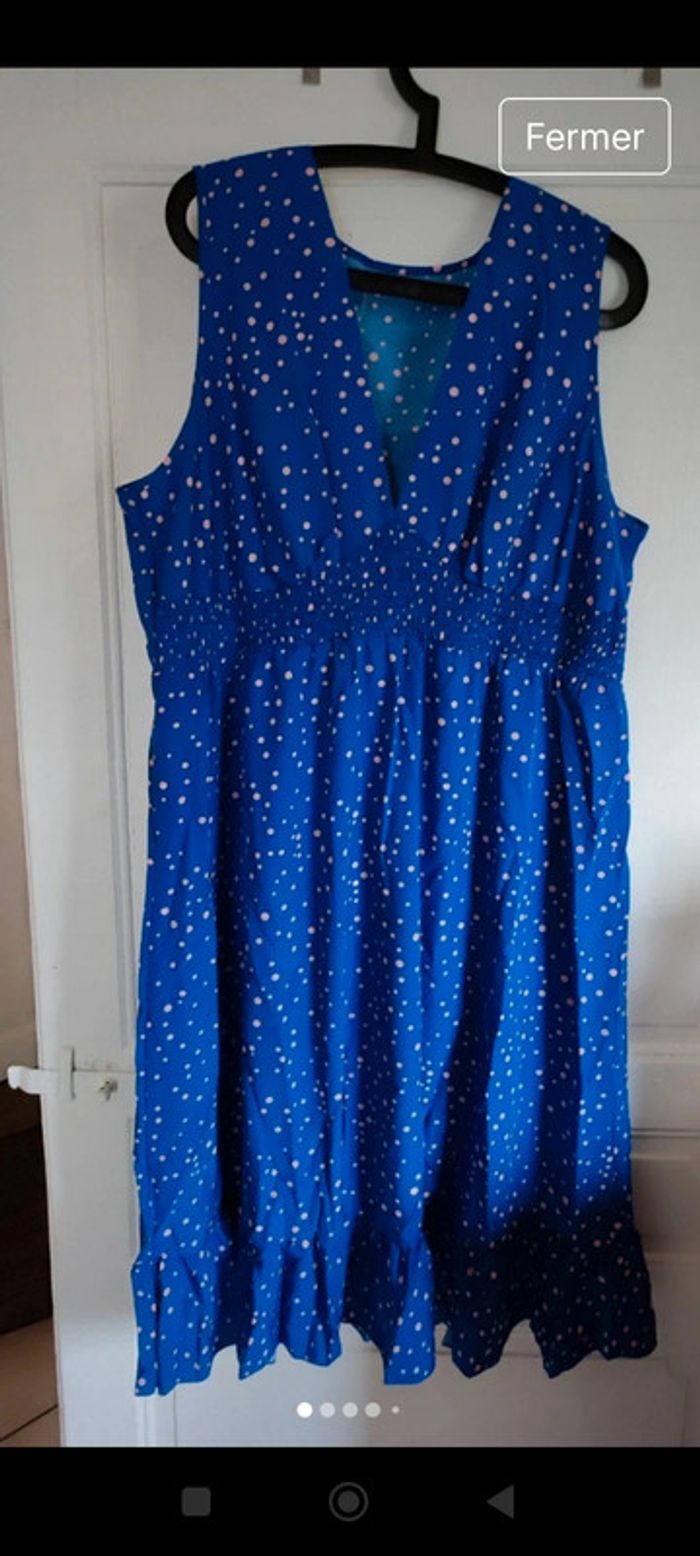 Robe a volant bleu a pois rose clair