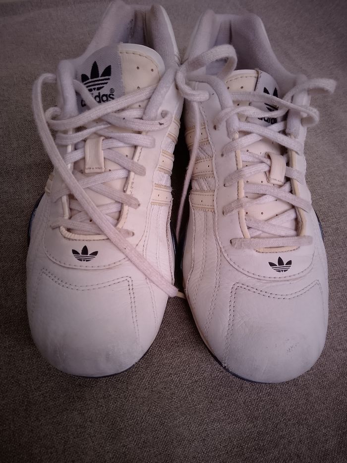 Paire de baskets Adidas Team Original Adi Racer Low Goodyear vintage en très bon état de pointure 37,5, de couleur blanche.