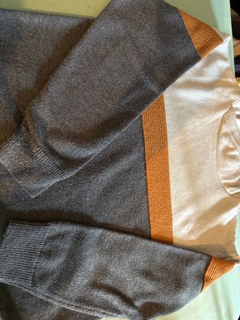 Vends pull okaidi 8 ans bon état légèrement bouloché