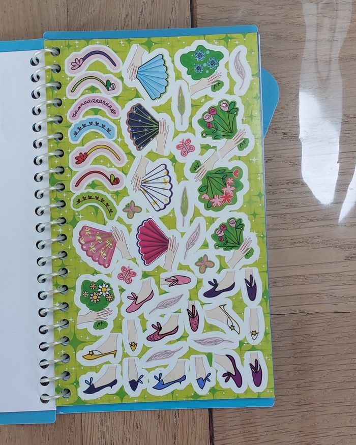 Lot de 2 cahiers d'activités Princesse Lot de 2 cahiers d'activités Princesse. 
Le 1er comporte des stickers à coller.
J'ai entouré sur les photos les stickers manquants et il manque 2 croquis.
Les autres n'ont pas été réalisés. 
Le 2è - photo numéro 4