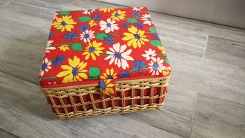 Boîte à couture rouge en rotin