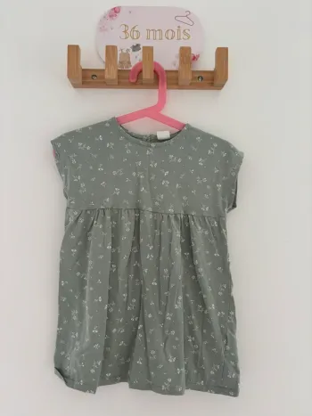 Robe H&M 92 cm fille – Vert sauge tendance, douce et élégante