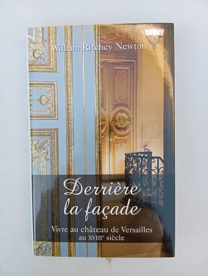 Livre Derrière la façade