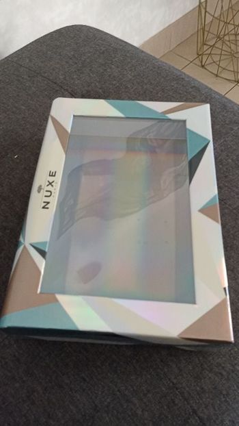 Boite cadeaux Nuxe. Très bon état