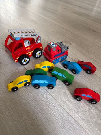 Lots petites voitures en bois
