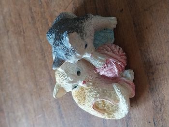 Figurine chats enlacés avec pelote – résine – décoration