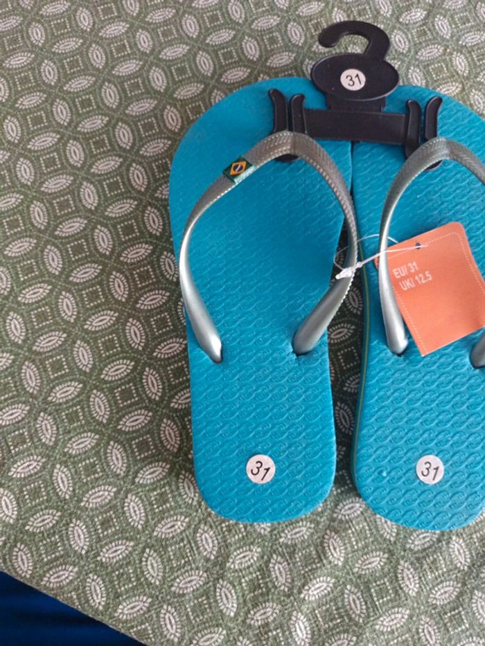 Paire de claquettes neuves pointure 31 - photo numéro 2