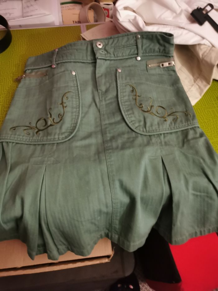 Jupe avec broderie, 6 poches boutons et fer - photo numéro 3