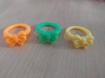 Lot de 3 bagues en plastique fille avec noeud