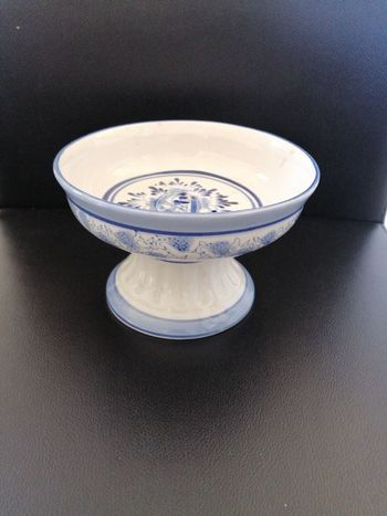 Plat de service sur pied en bon état