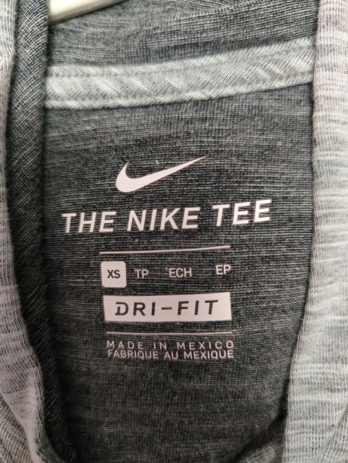 Tee shirt manche longue Nike taille XS - photo numéro 4