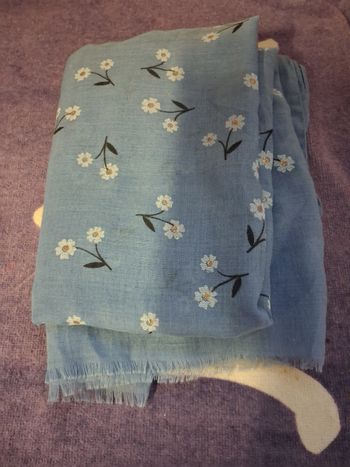 Echarpe fleurie bleue