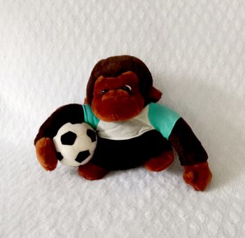 Peluche singe ballon  CP international Colmar