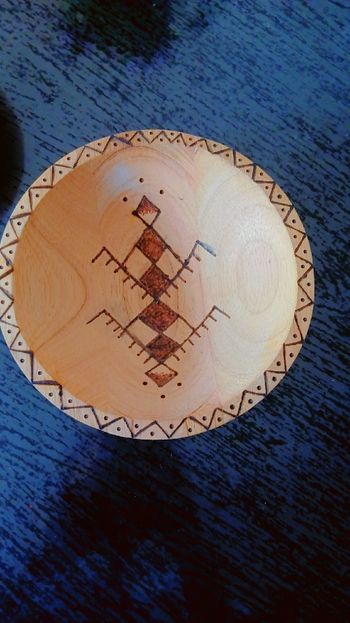 Assiette en bois..vide poche gravé a main