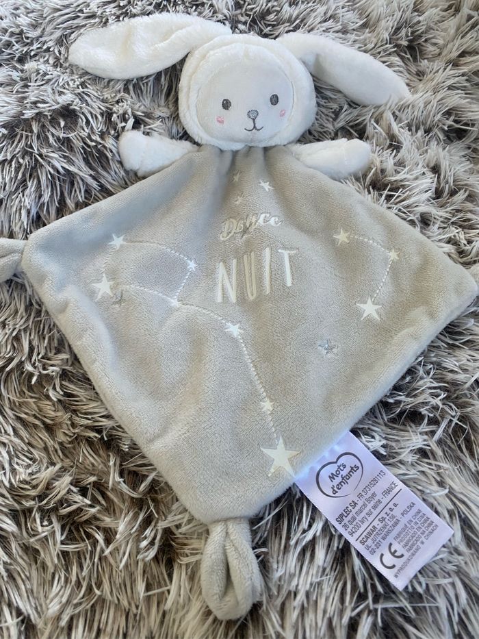 Doudou ours plat déguisé en lapin mots d’enfants gris