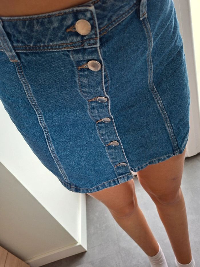 Jupe en jean à boutons - photo numéro 3