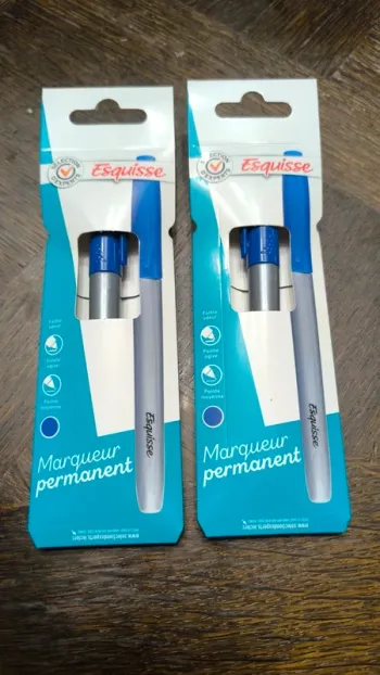 2 marqueurs permanent bleus