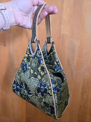 Sac  à  main aux broderies bleues et dorées