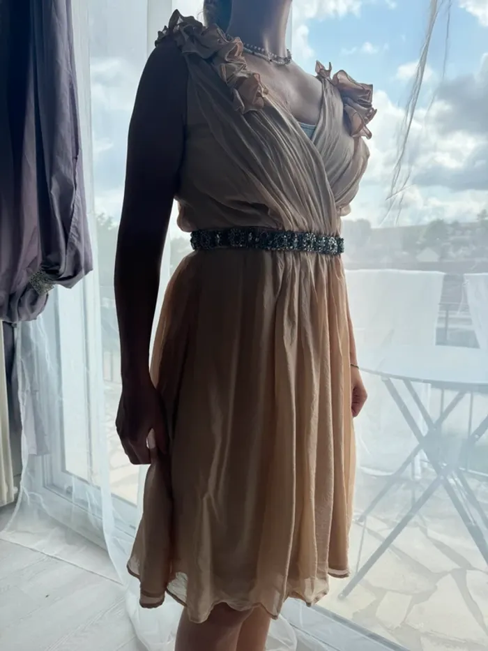 obe de cérémonie beige – Volants & strass – Parfaite pour mariage/soirée