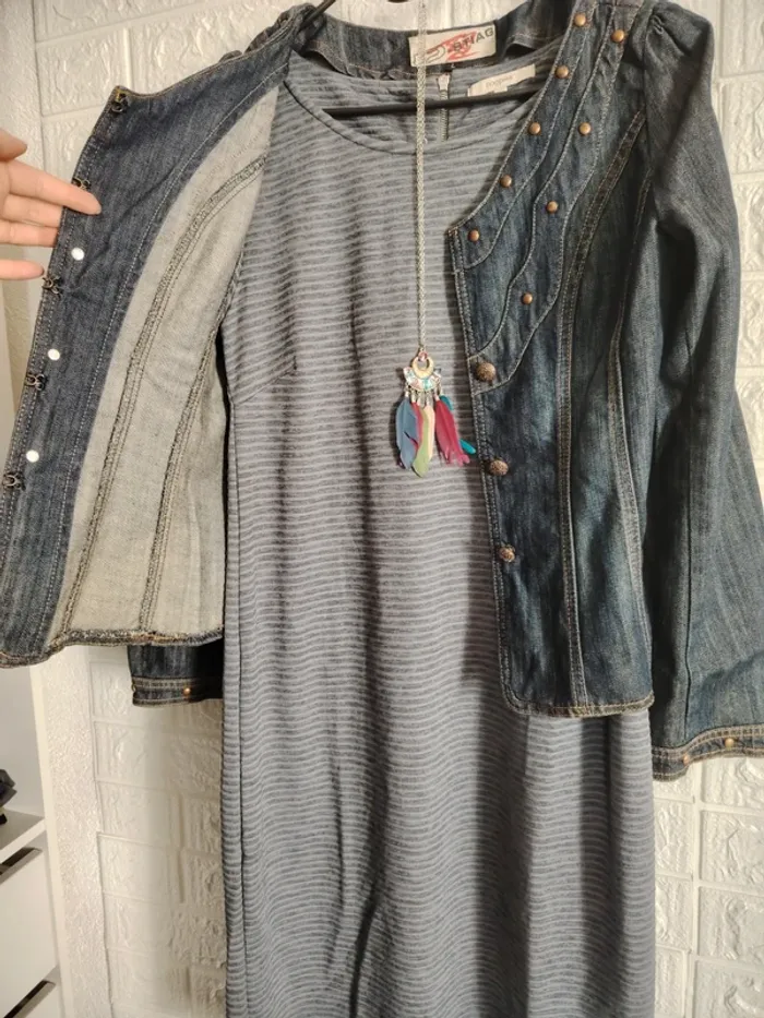 Ensemble robe, veste en jeans et collier - photo numéro 4