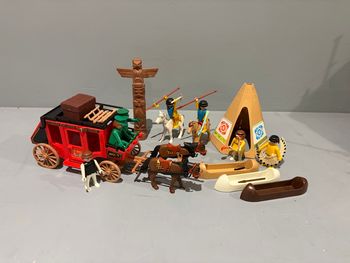 Playmobil Western Cowboy Indien vintage Attaque de diligence Rouge  1 Diligence  1 Tipi  4 Chevaux  7 Personnages 