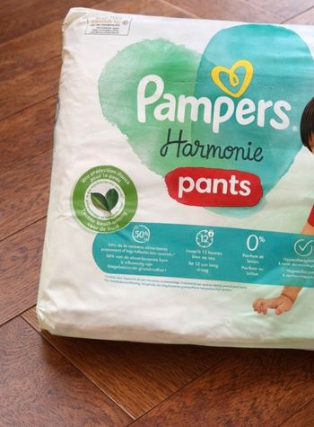1 paquet de 32 couches de Pampers Harmonie Pants, taille 4 (9–14 kg).