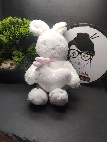 Peluche doudou lapin blanc rose item international coeur écharpe gris argent