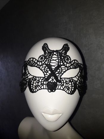 masque en dentelle noire neuf