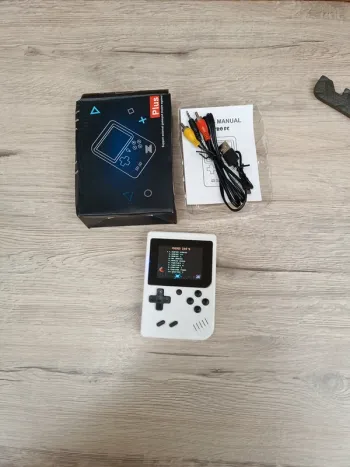 Console portable comme game boy avec 200 jeux neuf
