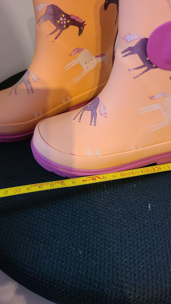 Bottes en caoutchouc pour enfants, orange, combinées avec du rose. Elles ont une semelle semi-épaiss - photo numéro 4