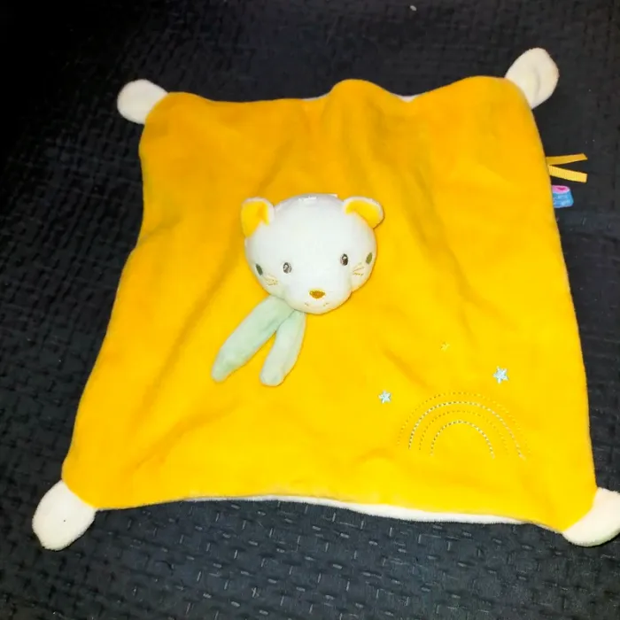 Doudou Chat jaune blanc bleu arc en ciel étoile carré Sucre d'orge