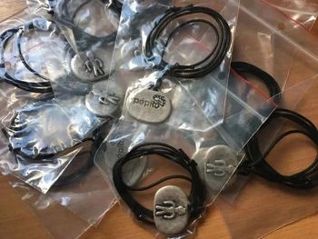 Lot de 10 colliers pendentifs bonhomme en métal Neufs