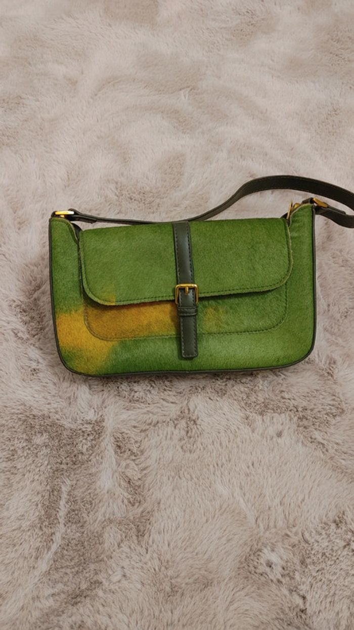 Sac baguette en cuir crin de cheval couleur vert et jaune porter épaule - photo numéro 6