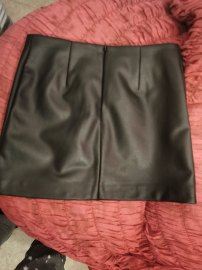 Jupe courte (un peu au dessus du genou 41 cm) noire - photo numéro 2