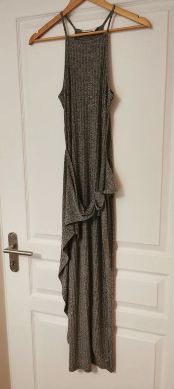 Robe grise fendu d'un côté