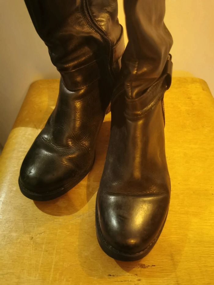 Bottes noires - photo numéro 4