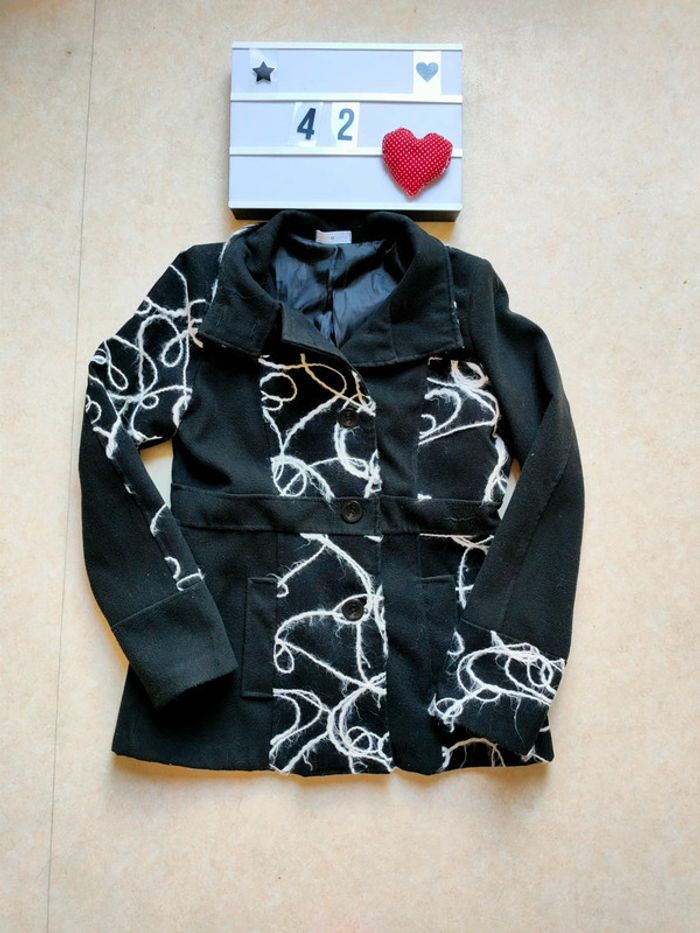 Manteau élégant noir à dessins blancs taille 42 marque cache cache