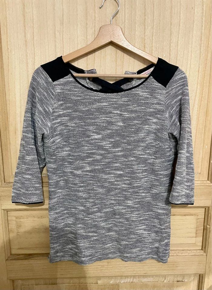 Petit pull gris lacet à l’arrière manches 3/4 taille S