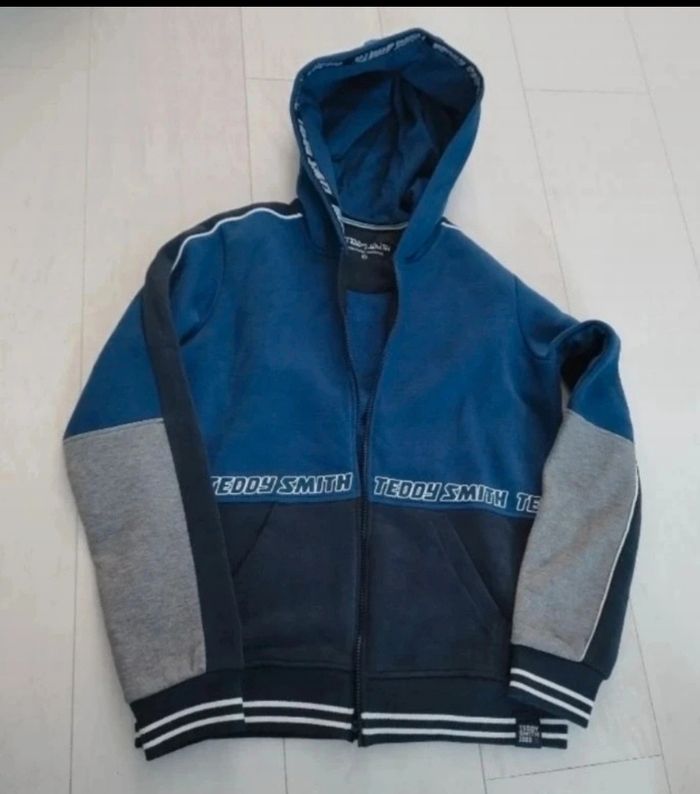 Sweat zippé à capuche