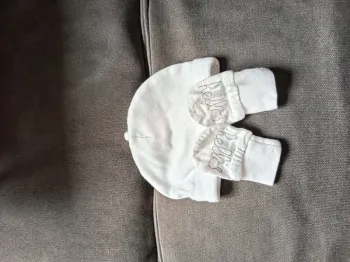 Bonnet et moufles nouveau né