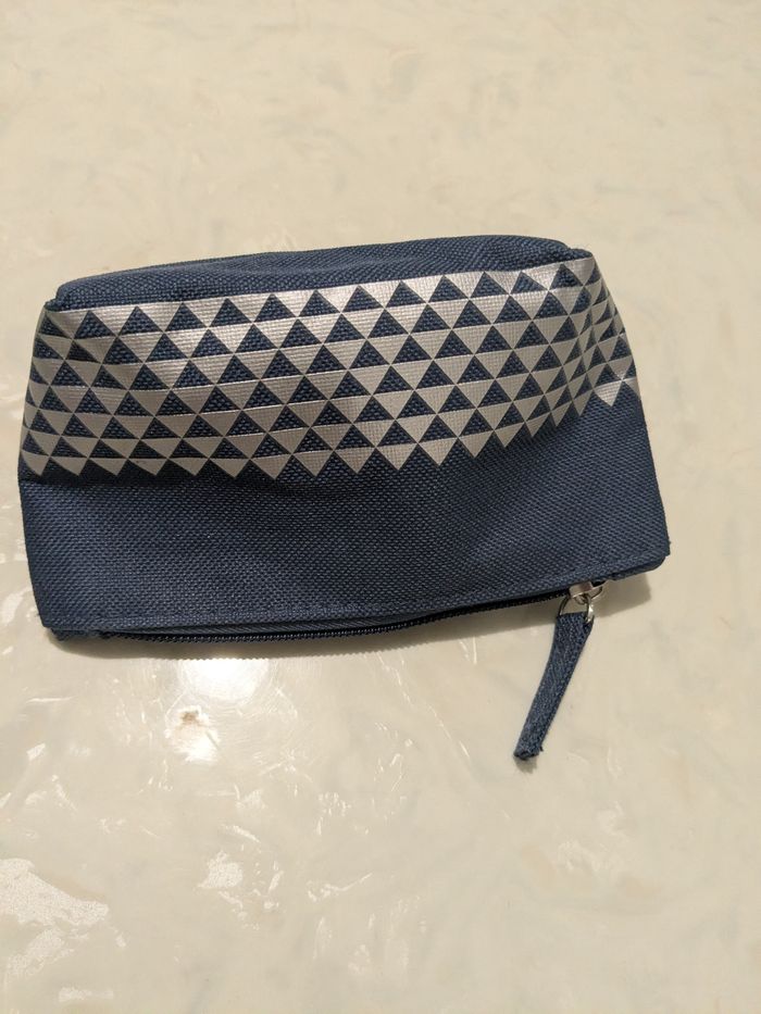 Joli porte monnaie Yves Rocher bleu et argenté.